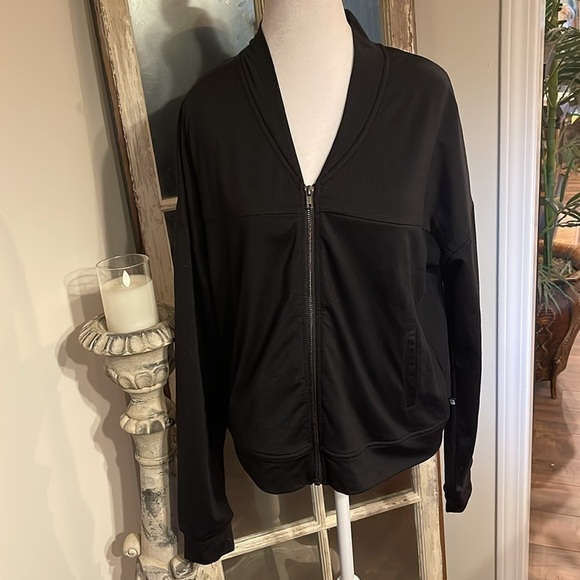 Fabletics Attis Black Gathered Back Crop Bomber Warm Up Jacket Women’s M - Picture 6 of 11